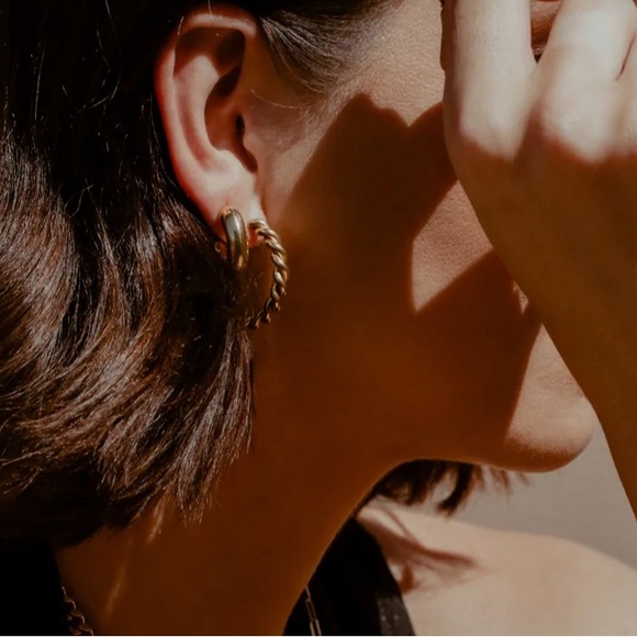 Waterproof gold plated woven hoop earrings - Picture 2 of 4